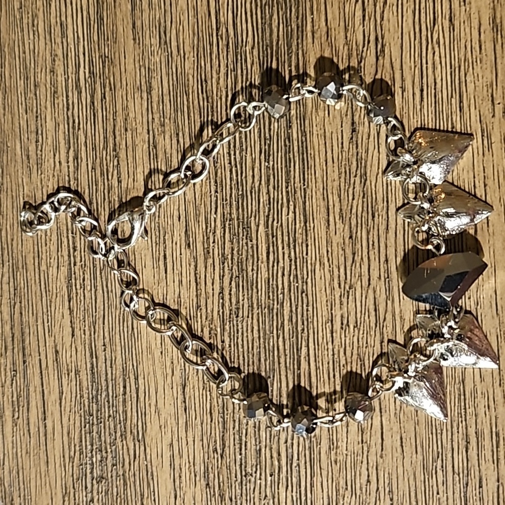 NWT Silvertone Diamond Shaped Charm with Triangle Shaped Beads Bracelet